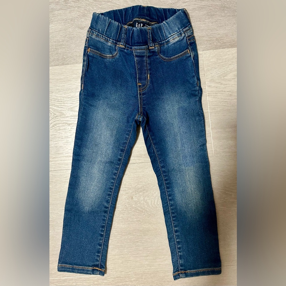 Gap denim, toddler 3T Jean-jogging. Never worn great condition.